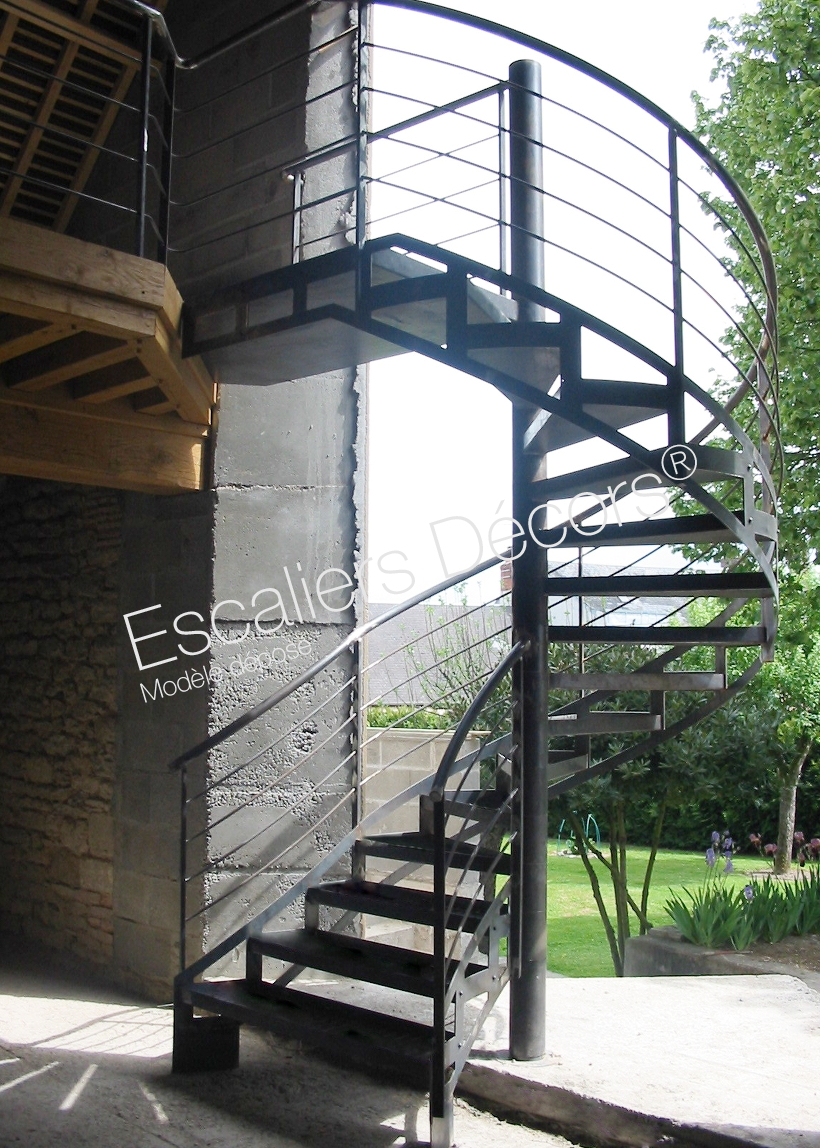 Photo DH33 - Escalier hélicoïdal Mixte de la Collection Loft. Escalier extérieur contemporain en métal et béton avec forme hélicoïdale et départ balancé et évasé. Vue 2